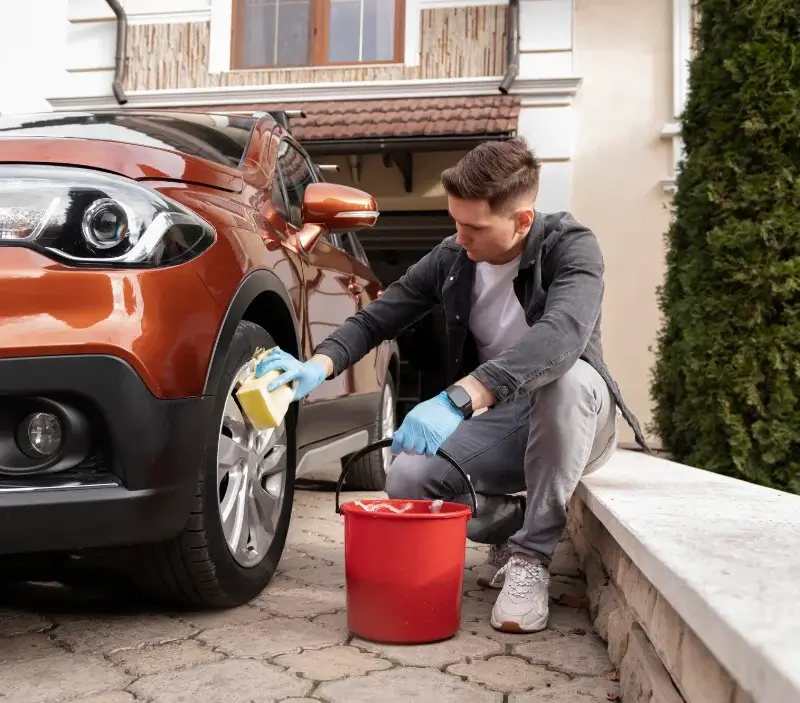Lavage auto à domicile Dorres : professionnel intervenant sur un véhicule